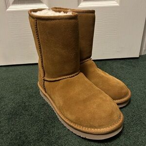 Short chestnut ugg boots barely worn